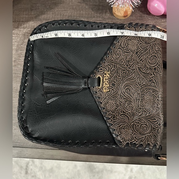 MUDD Western bag black w/tan with fringed snap closure, gold hardware, crossbody - Picture 4 of 6